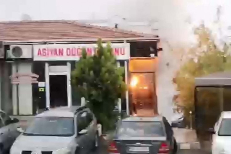 D&uuml;ğ&uuml;n salonuna yıldırım isabet etti