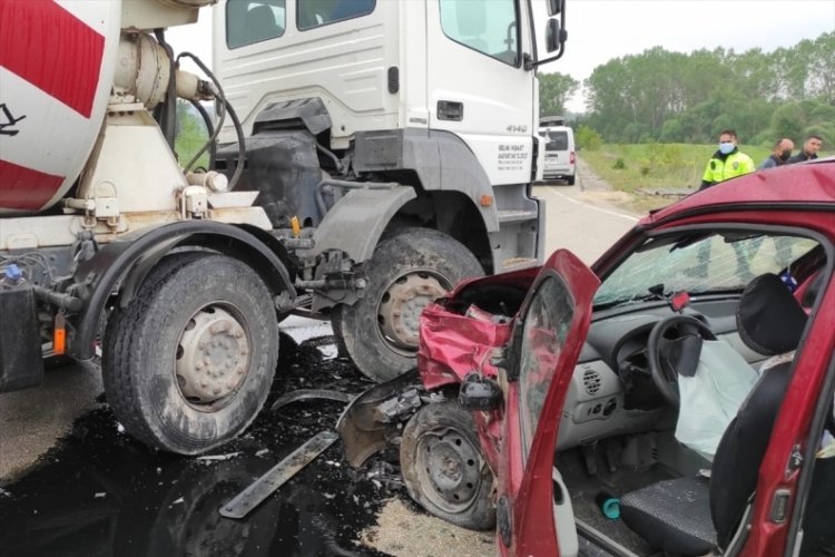 Beton mikseriyle otomobil &ccedil;arpıştı: 1 &ouml;l&uuml;