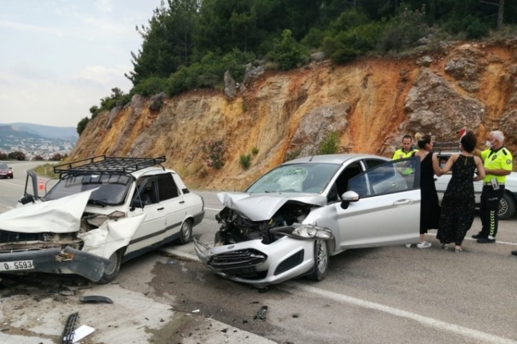 İki otomobil kafa kafaya çarpıştı: 'Ben kaza yaptım'