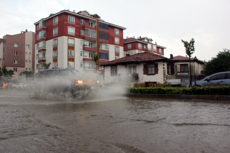 Bolu'da yollar göle döndü, su baskınları yaşandı
