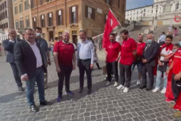 Bakan Kasapoğlu, İtalya'da taraftarlarla milli maç heyecanını yaşadı