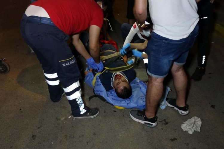 Antalya'da motosikletle otomobil çarpıştı: 2 yaralı