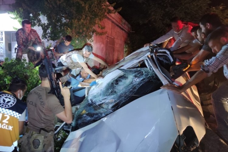 Taklalar atan otomobil eve &ccedil;arparak durabildi: 1 &ouml;l&uuml;, 1 yaralı