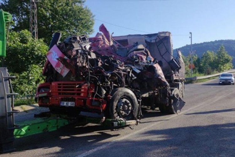 Yalova'da TIR, bariyerlere &ccedil;arptı; kabinde sıkışan s&uuml;r&uuml;c&uuml; &ouml;ld&uuml;