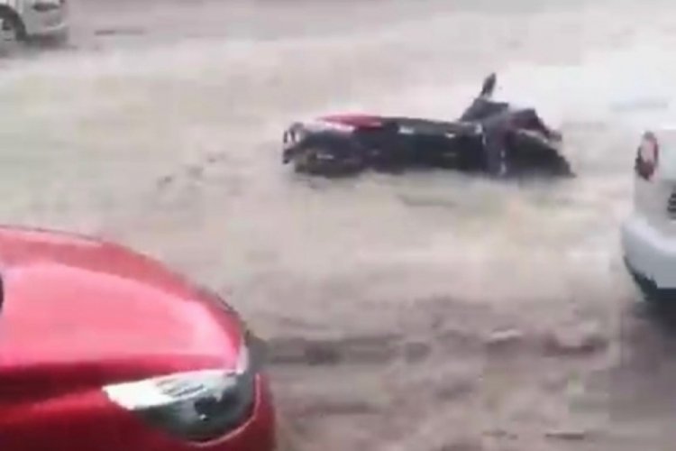 Sel suları motosikleti s&uuml;r&uuml;kledi, kanallar taştı