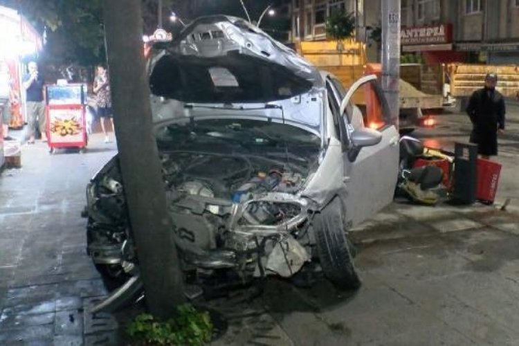 Otomobile, motosiklete, ağaca &ccedil;arptı: Akılalmaz kaza
