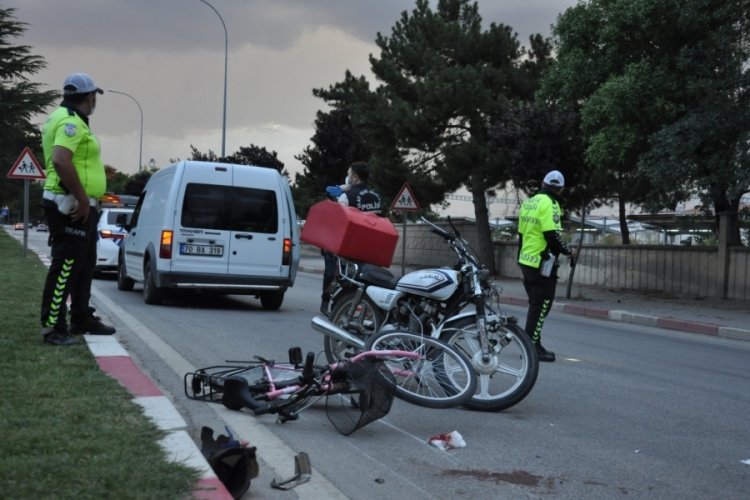 Moto kuryenin &ccedil;arptığı bisikletli kız &ccedil;ocuğu ağır yaralandı
