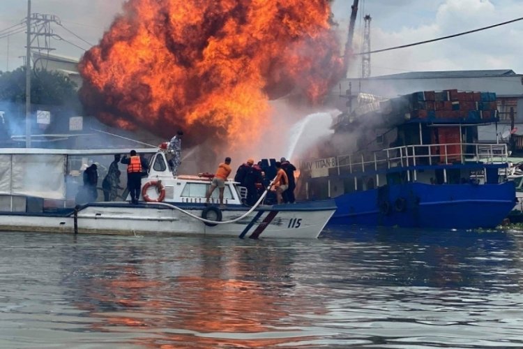 Filipinler'de korkutan gemi yangını: 6 yaralı