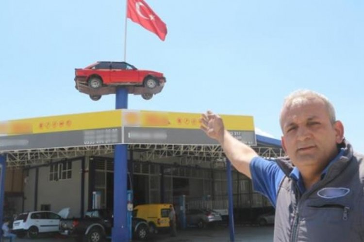 Otomobilini iş yerinin &ccedil;atısına koydu! Dikkatleri &uuml;zerine toplamayı başardı