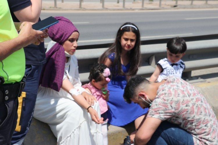 D&uuml;ğ&uuml;n konvoyunda otomobil ile hafif ticari ara&ccedil; &ccedil;arpıştı: 4 yaralı