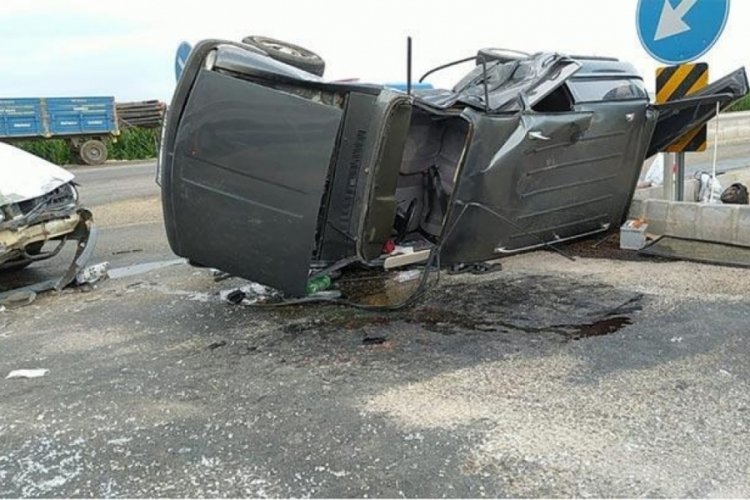 Adana'da otomobiller çarpıştı: 1'i çocuk 5 yaralı