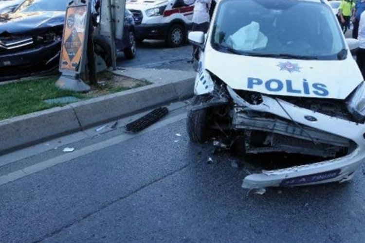 Polis aracı ile otomobil kafa kafaya çarpıştı: Polisler yaralandı