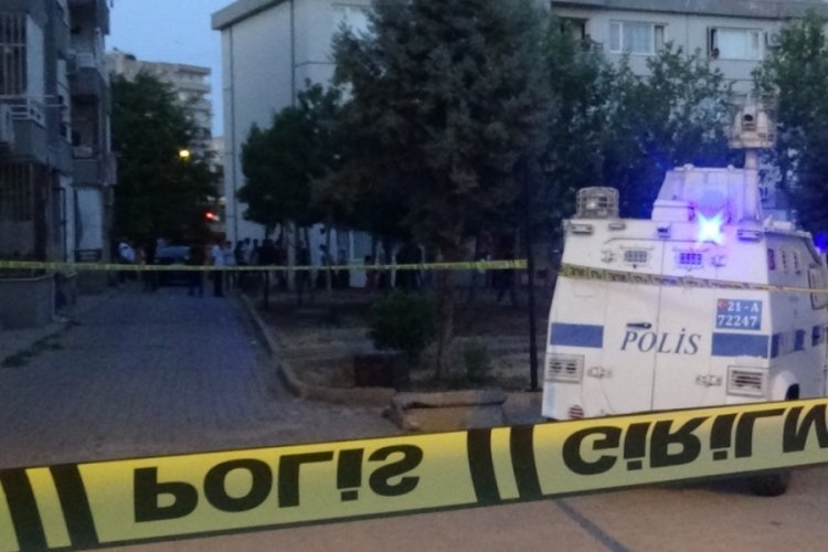 Diyarbakır'da sokak ortasında silahlı &ccedil;atışma