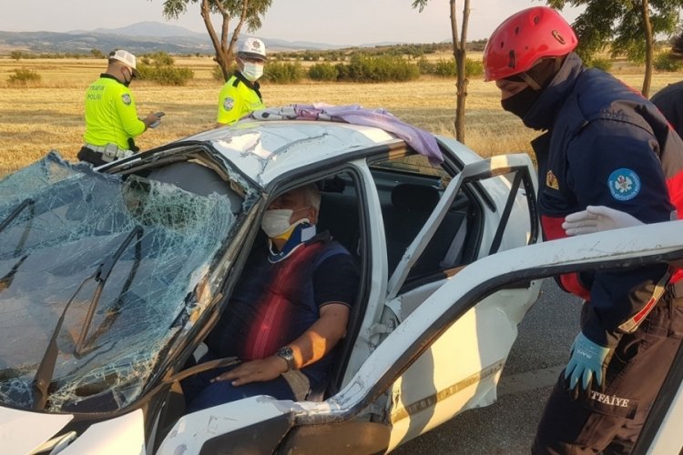 Kontrolden &ccedil;ıkan otomobil karşı şeride ge&ccedil;ip takla attı
