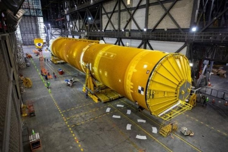 NASA dev roketleri birleştiriyor: Ay'a ilk kadını taşıyacak