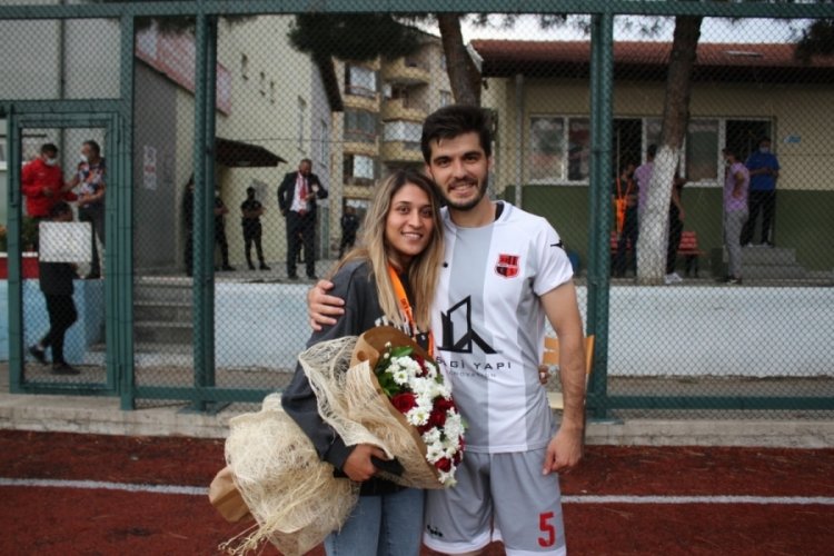 Yendikleri ma&ccedil;ta evlilik teklifi etti