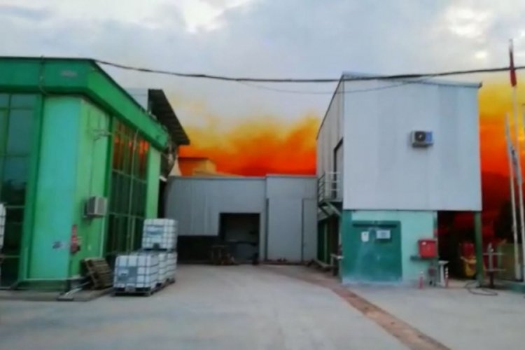 Fabrikadaki kimyasal madde g&ouml;ky&uuml;z&uuml;n&uuml; turuncuya boyadı
