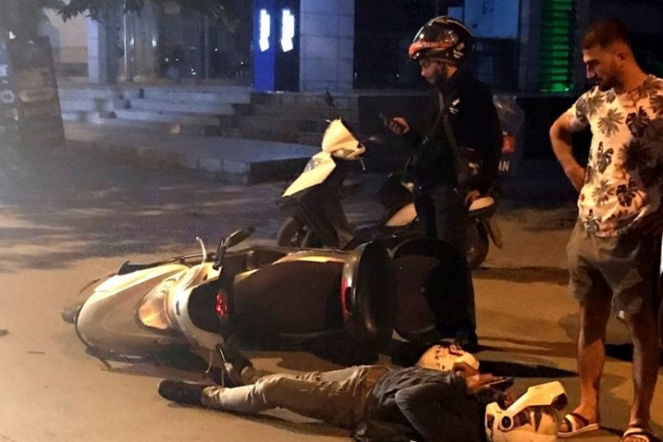 Bomboş yolda iki motosikletli kurye kaza yaptı
