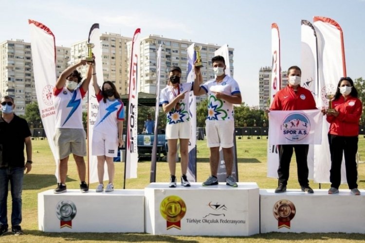 Spor A.Ş kupa ve madalyalar ile d&ouml;nd&uuml;
