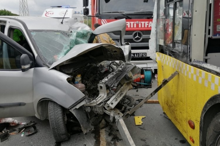 İETT otobüsüyle çarpışan hafif ticari aracın sürücüsü öldü