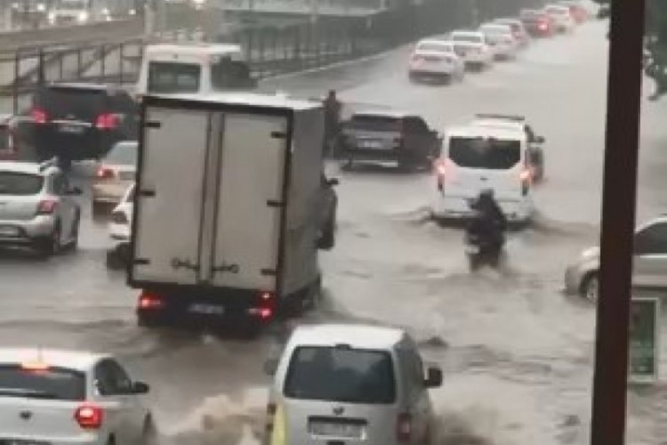 Bursa'da aralıksız yağış yolları göle çevirdi