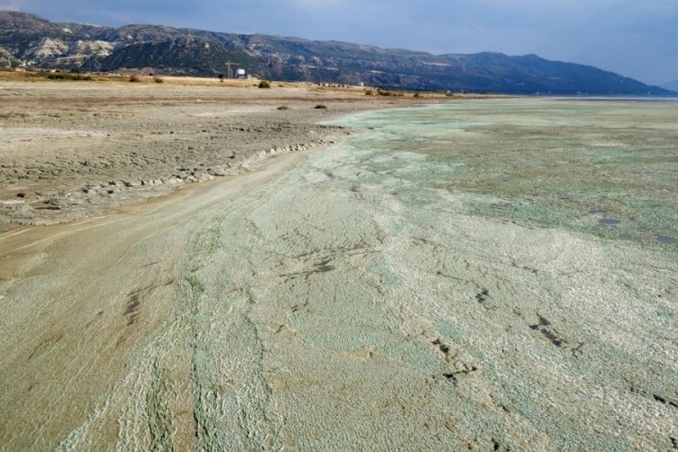 Burdur Gölü'nün alg patlamasıyla rengi değişti