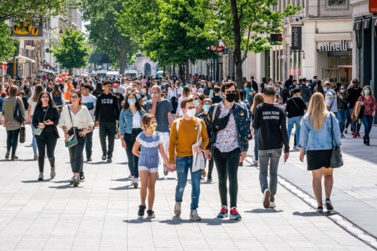 Profes&ouml;r T&uuml;kek: Maskesiz hayat 2022'de başlar