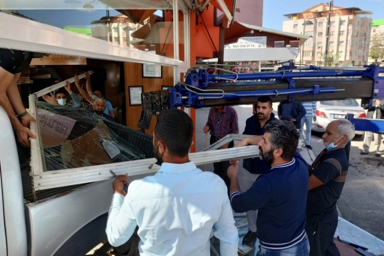 Vitesi boşalan kamyonet tatlıcıya girdi