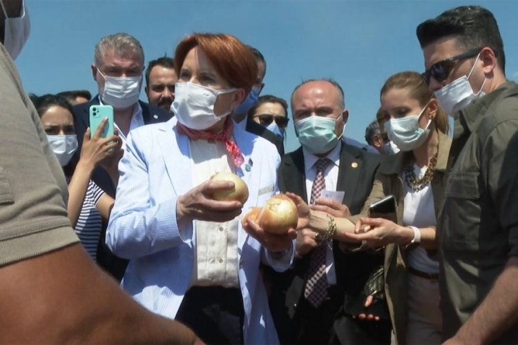 Esnaf Akşener'e dert yandı, mahsulleri yola fırlattı