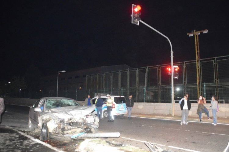 Minib&uuml;s ile otomobil &ccedil;arpıştı: 3 kişi yaralandı