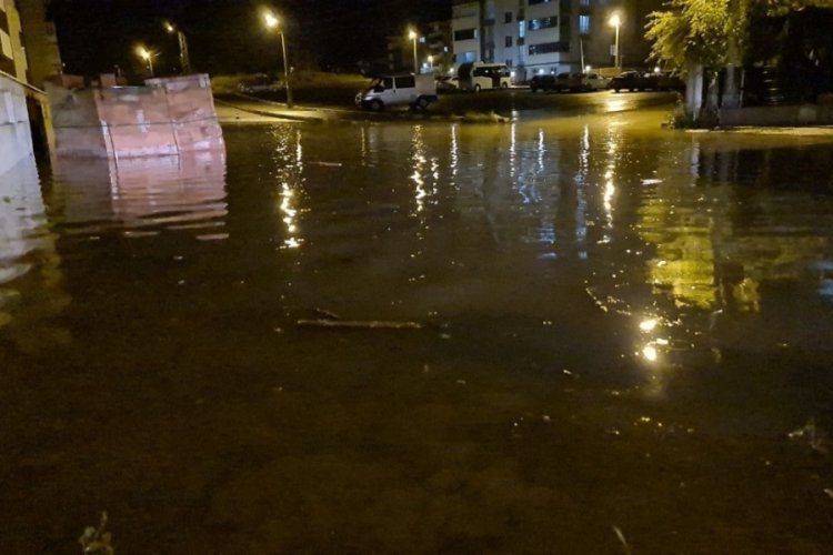 Karab&uuml;k'te şiddetli yağış: Ev ve bah&ccedil;eleri su bastı