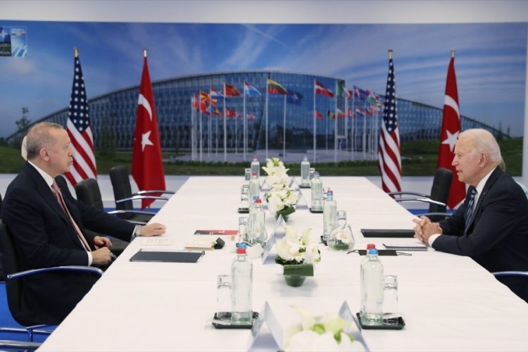 Cumhurbaşkanı Erdoğan, liderlere "T&uuml;rkiye'nin Ter&ouml;rizmle M&uuml;cadelesi" kitabını takdim etti