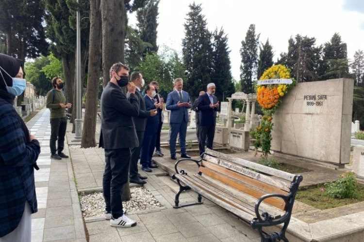 Peyami Safa &ouml;l&uuml;m&uuml;n&uuml;n 60. yıl d&ouml;n&uuml;m&uuml;nde kabri başında anıldı