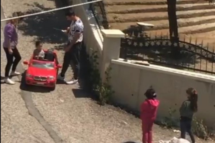 Kızının ak&uuml;l&uuml; aracına kağıt toplayıcı &ccedil;ocukları bindirdi