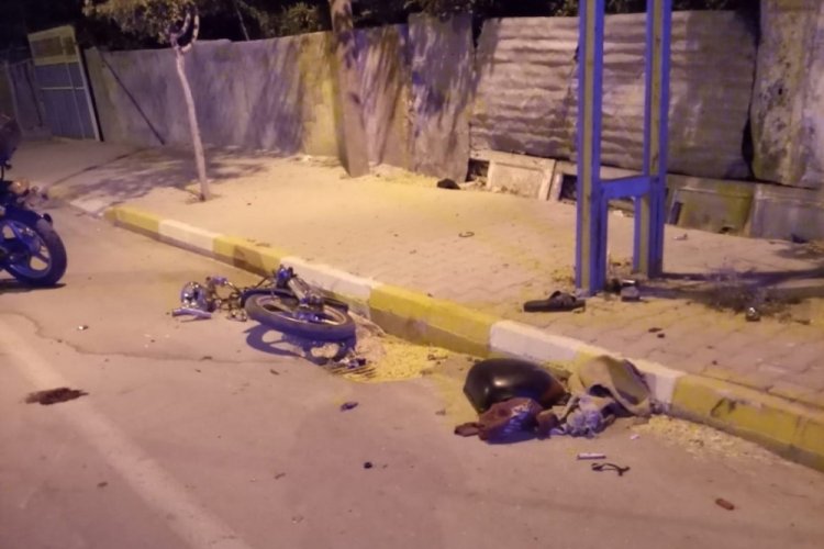 Motosiklet elektrik direğine &ccedil;arparak par&ccedil;alandı: 1 &ouml;l&uuml;
