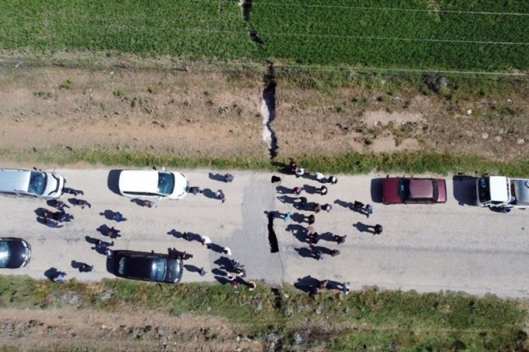 Yolda 1 kilometrelik yarık: Nasıl olduğu bilinmiyor