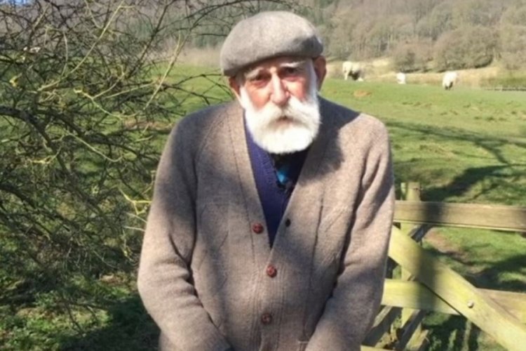 İnterneti hi&ccedil; bilmeyen 84 yaşındaki &ccedil;ift&ccedil;i, sesiyle fenomen oldu