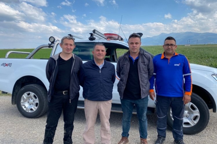 Yol ve tarım arazisi &uuml;zerinde 1 kilometre uzunluğunda yarık oluştu