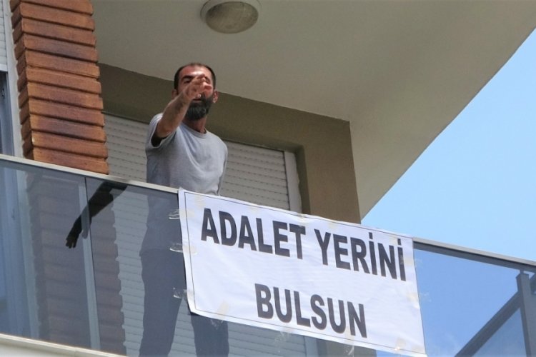 'Adalet yerini bulsun' yazılı pankartla kendini eve kilitledi