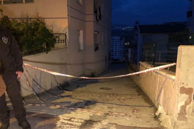 Yandaki inşaat nedeniyle otoparkında g&ouml;&ccedil;&uuml;k oluşan 3 katlı apartman tahliye edildi