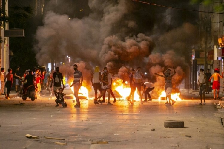 Tunus'ta g&ouml;zaltına alınan gencin &ouml;l&uuml;m&uuml;ne y&ouml;nelik protestolar s&uuml;r&uuml;yor