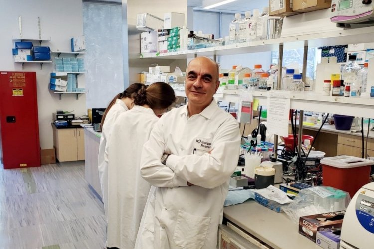 Dünyaca ünlü Türk cerrah Covid-19'un "hızlanmış Alzheimer" etkisine karşı tedavi geliştirecek