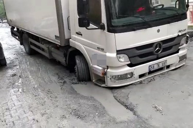 Avcılar'da aynı yol 17 günde 3'üncü kez çöktü