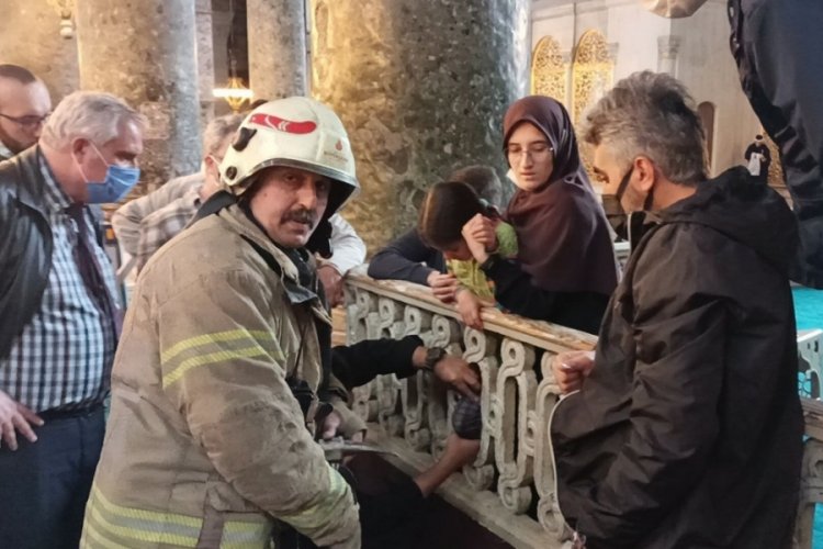 Ayasofya Camii'nde mahfil korkuluğuna ayağı sıkışan &ccedil;ocuk kurtarıldı