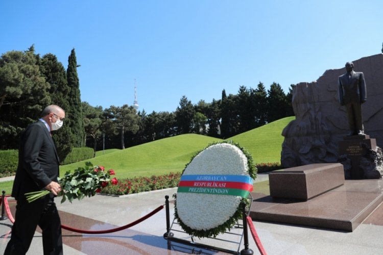 Cumhurbaşkanı Erdoğan, Haydar Aliyev ve eşinin kabrini ziyaret etti
