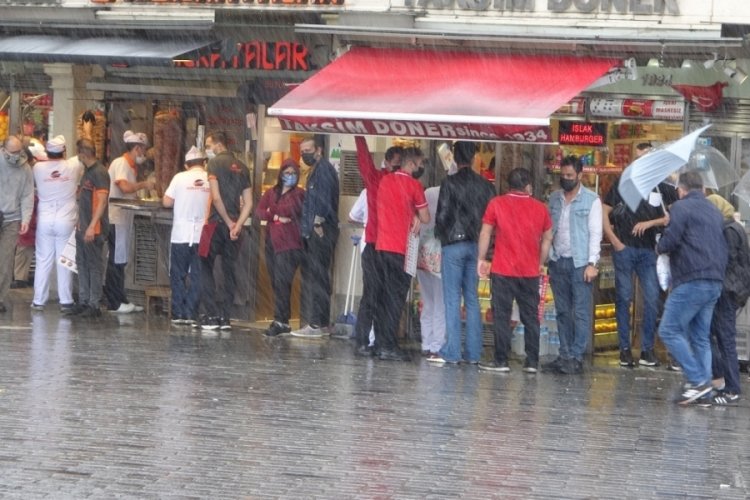 Taksim'de etkili olan sağanak yağmur ve r&uuml;zgar vatandaşlara zor anlar yaşattı
