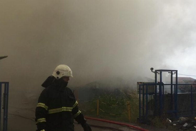 Kocaeli'de fabrikanın deposunda yangın