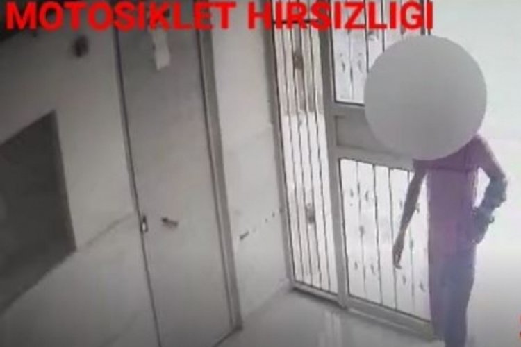 İkametten hırsızlık ve motosiklet hırsızlığı g&uuml;venlik kamerasında