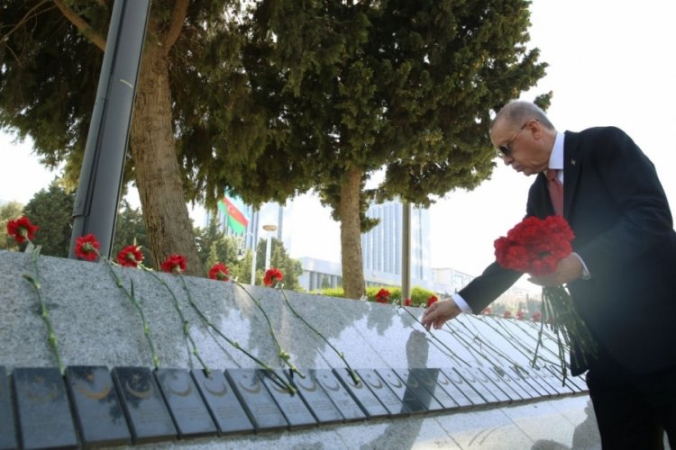Cumhurbaşkanı Erdoğan, Bak&uuml;'de T&uuml;rk Şehitliği'ni ziyaret etti