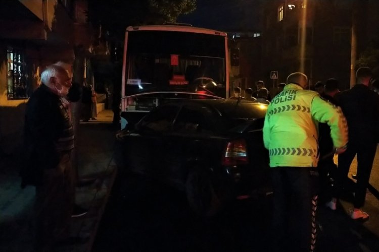 Otomobil önce çocuğa sonra otobüse çarptı